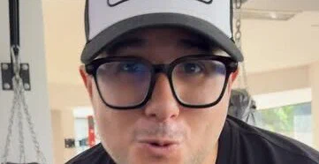 Antaurus con gorra y lentes hablando a cámara