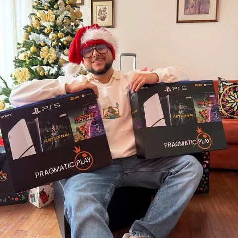 Antaurus con gorro navideño y dos PlayStation 5 del sorteo con Pragmatic Play